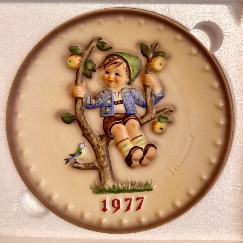 Hummel 1977 Annual Hummel Porcelain Plate, Apple Tree Boy